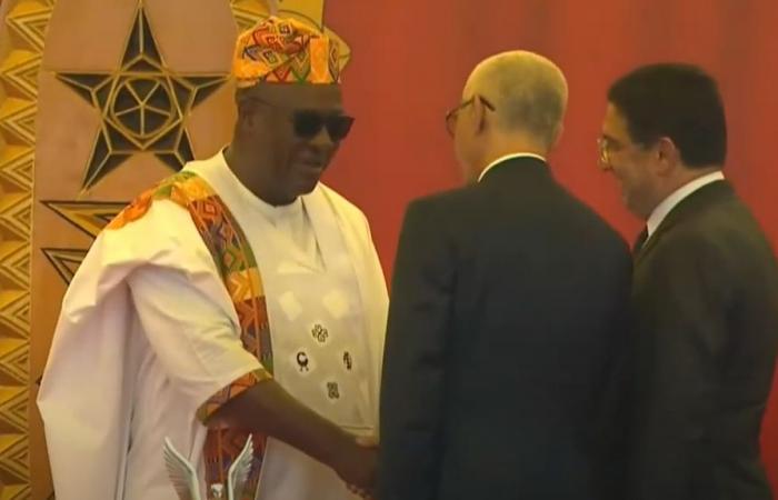 Subito dopo la rottura dei rapporti con il Polisario… una delegazione ufficiale marocchina porta i saluti di Sua Maestà il Re al Presidente del Ghana