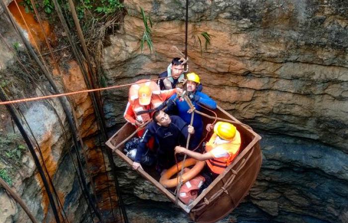 i soccorritori cercano di raggiungere i minatori intrappolati sottoterra dall’alluvione