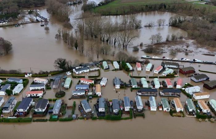 Meteo nel Regno Unito: gravi incidenti dichiarati dopo gravi inondazioni: neve e ghiaccio hanno interrotto i viaggi