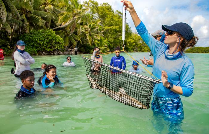 una donna svizzera esplora l’oceano alle Seychelles