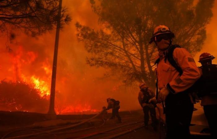 cinque morti e migliaia di evacuazioni vicino a Los Angeles