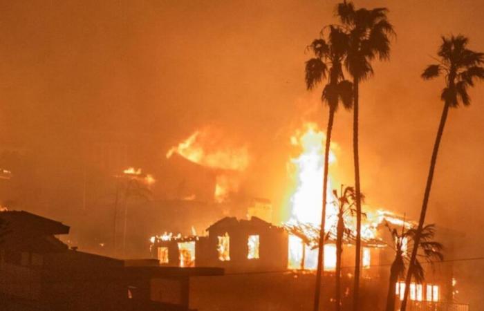 I venti violenti degli uragani stanno alimentando le fiamme degli incendi della California meridionale. Cosa sono i venti di Santa Ana?