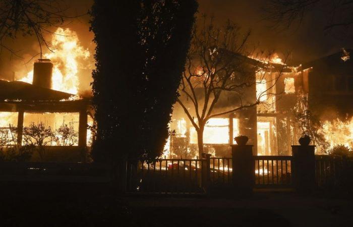 VIDEO. Due morti, feriti, 70.000 evacuazioni, le immagini degli enormi incendi che devastano i dintorni di Los Angeles