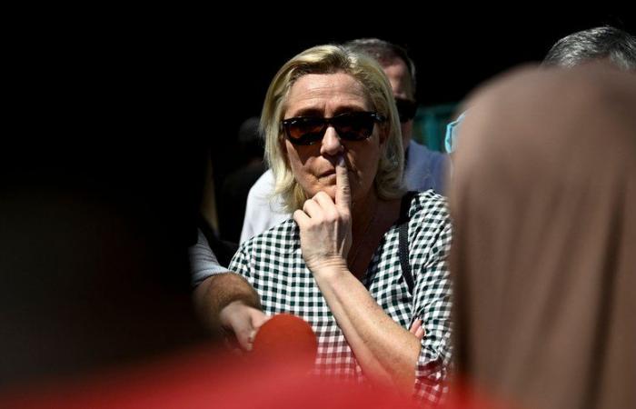 “Molte persone che lo amano lo piangono quaggiù”, reagisce Marine Le Pen