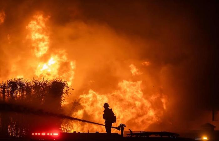 Aerei e piloti del Quebec in California per combattere i violenti incendi boschivi