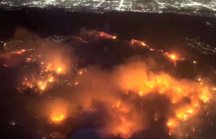 Un gigantesco incendio alla periferia di Los Angeles preoccupa Hollywood