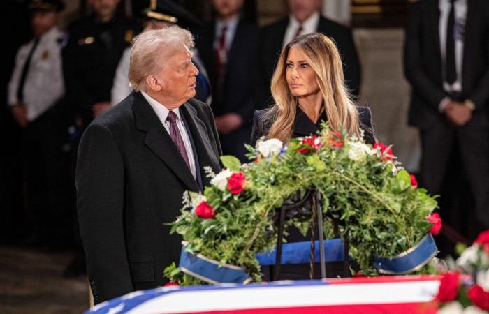 Melania e Donald Trump hanno onorato la bara di Jimmy Carter sotto il Campidoglio