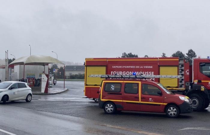 mini-esplosione in un distributore di benzina, vigili del fuoco e polizia sul posto e zona transennata