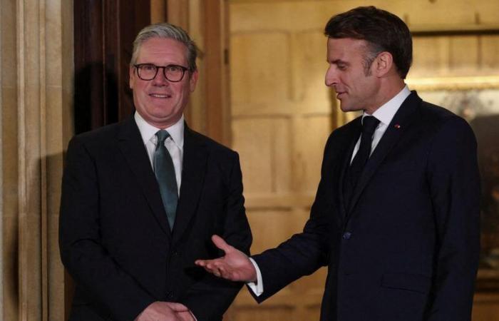 Emmanuel Macron e Keir Starmer discutono dell’Ucraina durante un incontro nel Regno Unito