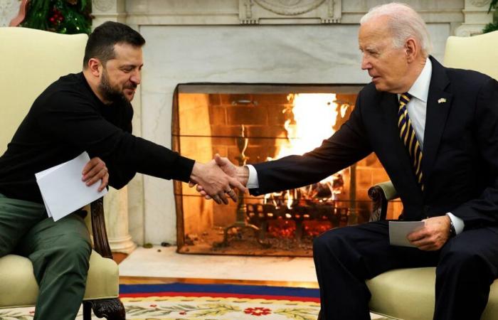 Volodymyr Zelenskyj ha ringraziato Joe Biden per il suo “immancabile sostegno”