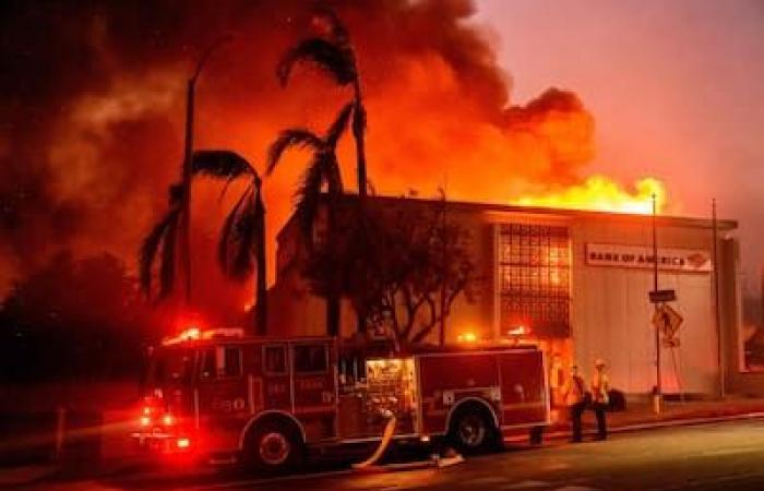 NELLE IMMAGINI | Incendi ancora fuori controllo divorano Los Angeles: sale a 6 il bilancio delle vittime