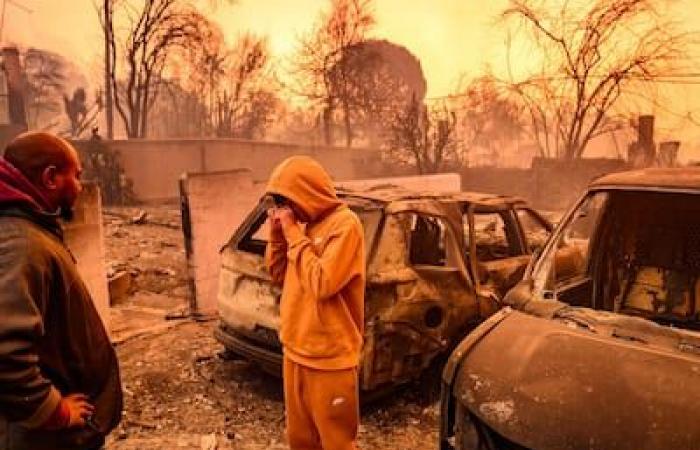 NELLE IMMAGINI | Incendi ancora fuori controllo divorano Los Angeles: sale a 6 il bilancio delle vittime