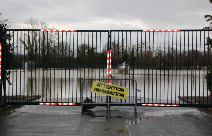 strade e parcheggi chiusi… immagini suggestive dell’Orne in piena