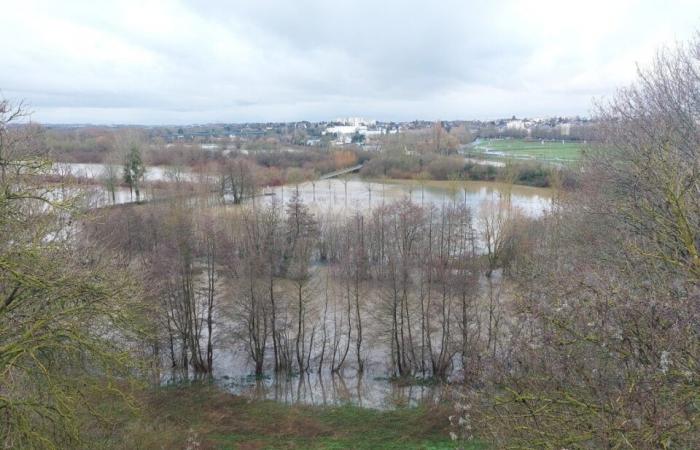 strade e parcheggi chiusi… immagini suggestive dell’Orne in piena