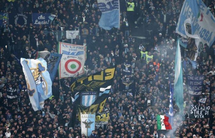 I tifosi della Lazio Roma rendono omaggio al fondatore del Fronte Nazionale