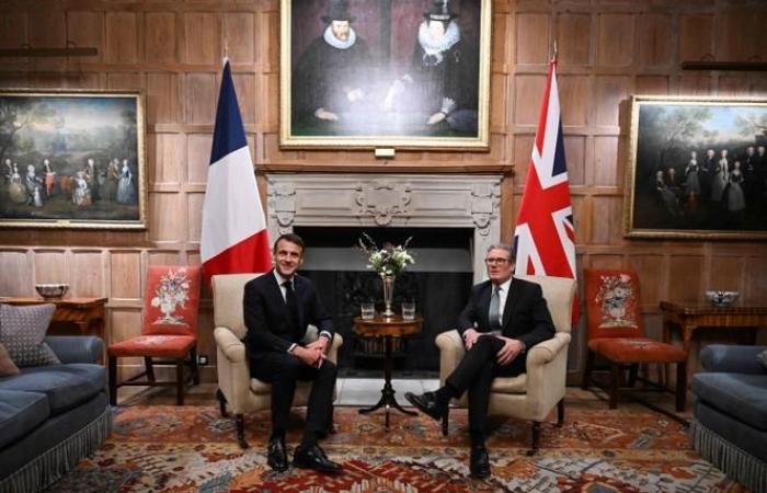 Emmanuel Macron parla con Keir Starmer di Ucraina, Medio Oriente e relazioni franco-britanniche