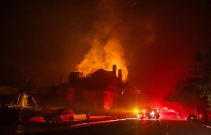 NELLE IMMAGINI | Incendi ancora fuori controllo divorano Los Angeles: sale a 6 il bilancio delle vittime