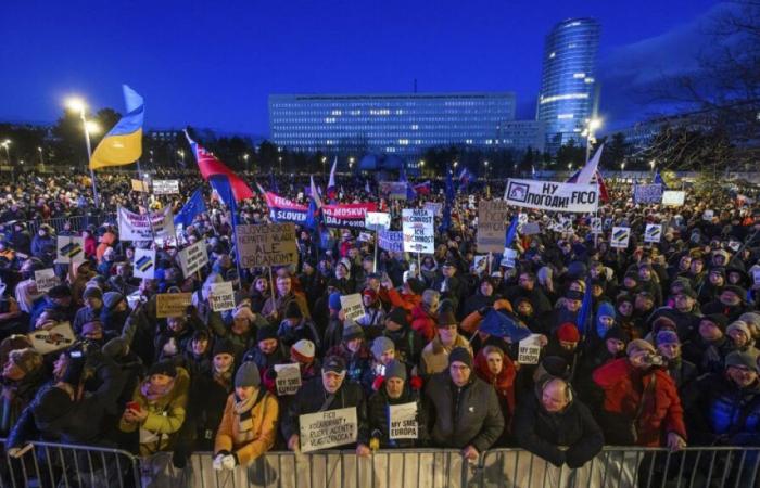 Migliaia di slovacchi manifestano contro la politica pro-Mosca di Robert Fico