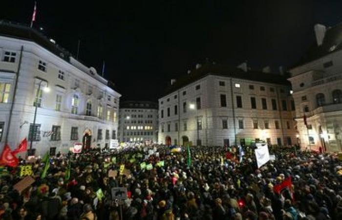 migliaia di austriaci manifestano contro l’estrema destra, alle porte del potere