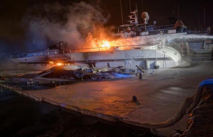 tre yacht devastati da un incendio in un porto turistico nei quartieri settentrionali