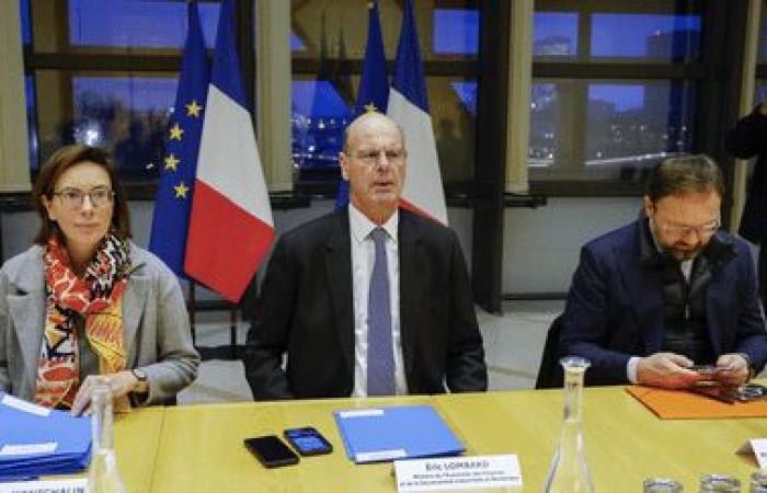 I tassi di indebitamento della Francia salgono mentre il governo considera la riconsiderazione della riforma delle pensioni