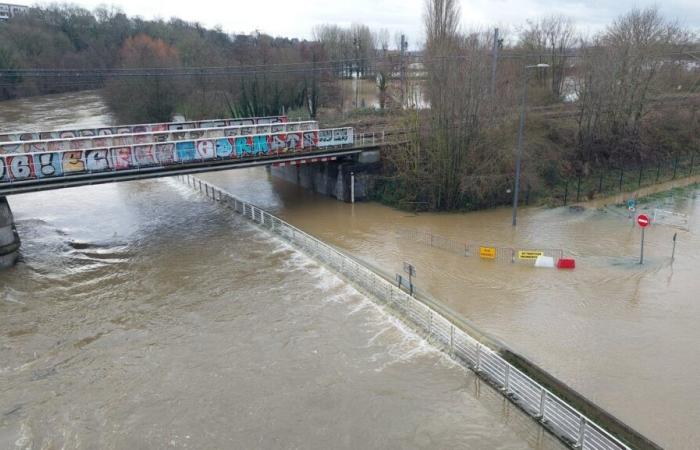 strade e parcheggi chiusi… immagini suggestive dell’Orne in piena