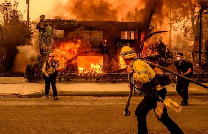 NELLE IMMAGINI | Incendi di Los Angeles ancora selvaggi, almeno 10 morti