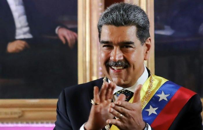 “È arrivato Edmundo?”: Maduro scherza con l’avversario González Urrutia all’inaugurazione