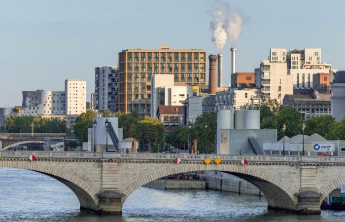 A Parigi, una torre di legno ai margini della tangenziale