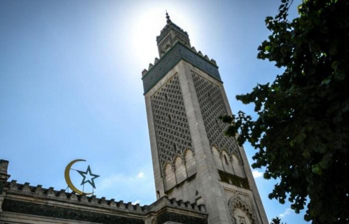 la Grande Moschea di Parigi introduce un’invocazione per la Francia dopo il sermone del venerdì