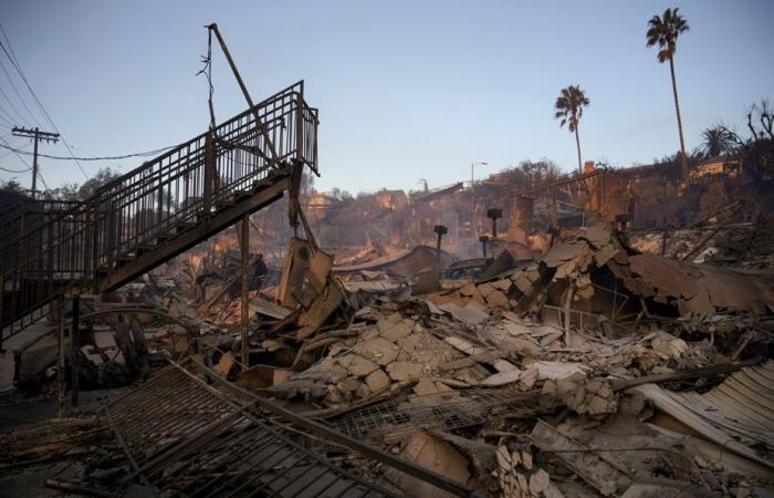 Los Angeles | Gli incendi sono ancora domati, ma il vento si sta indebolendo