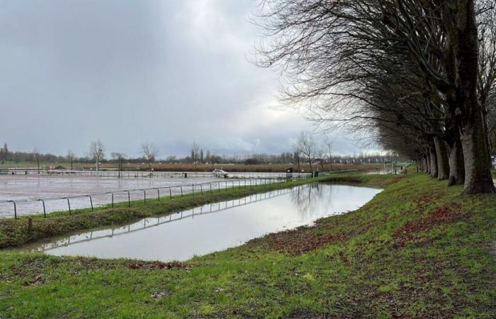 strade e parcheggi chiusi… immagini suggestive dell’Orne in piena