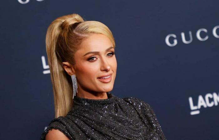 ‘Ho il cuore spezzato’: Paris Hilton vede la sua casa bruciare in diretta TV