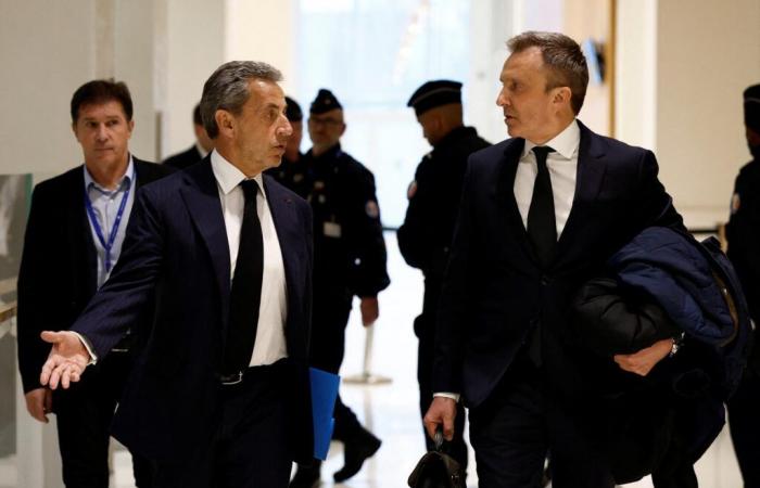 Al processo sulla vicenda libica, Nicolas Sarkozy attacca in una prima dichiarazione “bugiardi e truffatori”.