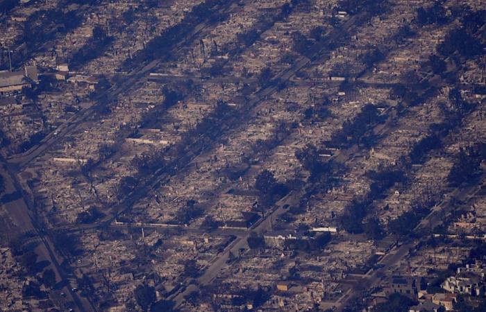 Incendi di Los Angeles ancora selvaggi, almeno dieci morti