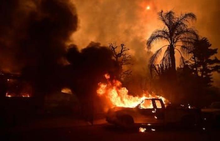 NELLE IMMAGINI | Incendi ancora fuori controllo divorano Los Angeles: sale a 6 il bilancio delle vittime