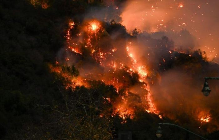 più di 180.000 persone furono evacuate mentre le fiamme avanzavano