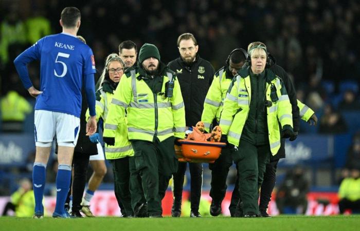 Armando Broja ha dato ossigeno e portato via in barella nei momenti finali dello scontro tra Everton e Peterborough