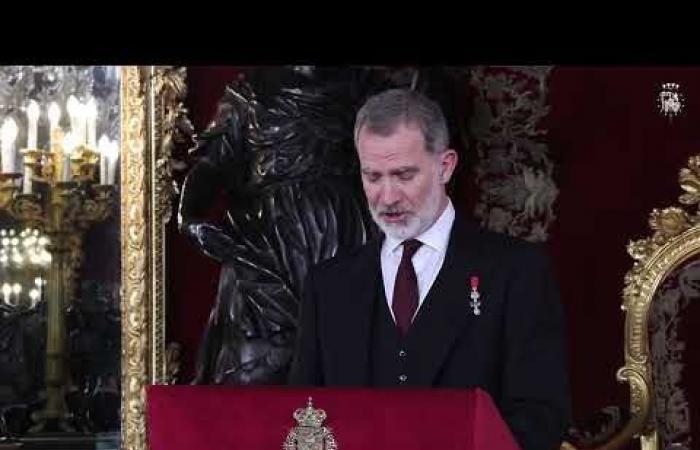 La regina Letizia indossa zaffiri per accompagnare re Felipe al ricevimento in onore del corpo diplomatico