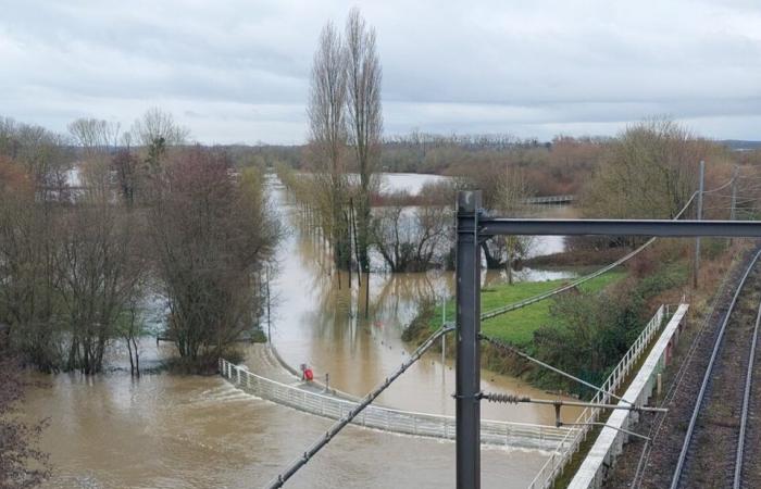 strade e parcheggi chiusi… immagini suggestive dell’Orne in piena