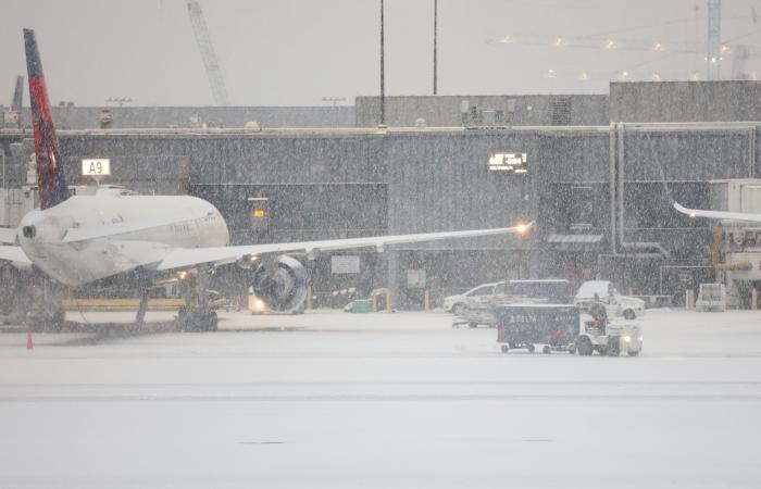 La massiccia tempesta invernale continua a scaricare neve in tutto il sud