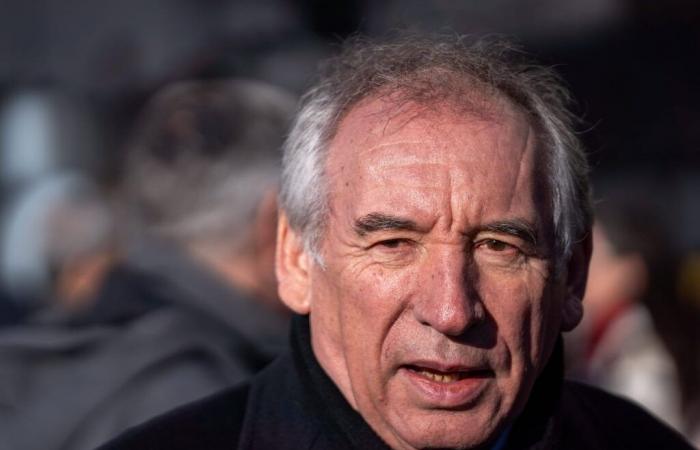 Per restare, Bayrou è costretto a negoziare il sostegno del PS