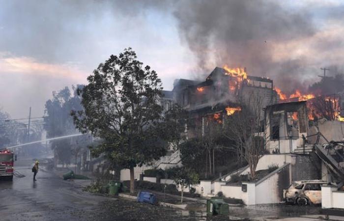 Come i venti del deserto stanno alimentando gli incendi che devastano la California meridionale