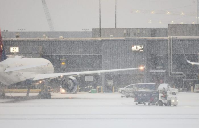 La massiccia tempesta invernale continua a scaricare neve in tutto il sud