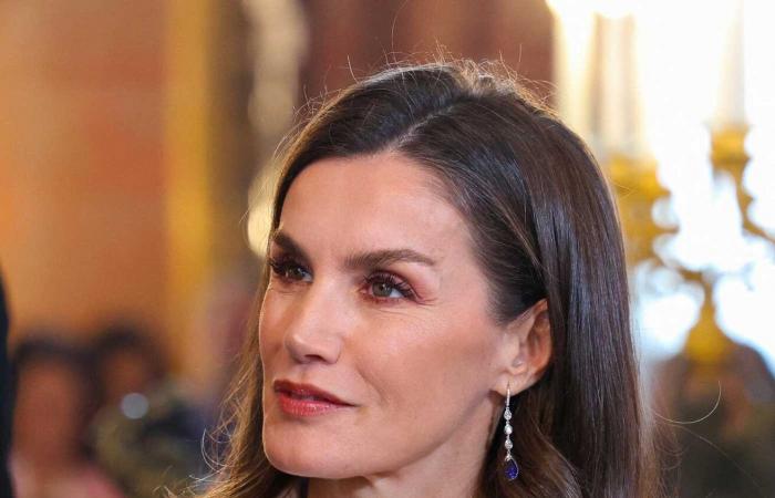 La regina Letizia indossa zaffiri per accompagnare re Felipe al ricevimento in onore del corpo diplomatico