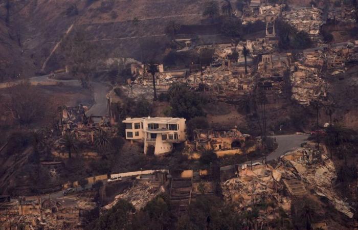 Ville di star, come Anthony Hopkins e Paris Hilton, devastate dagli incendi di Los Angeles