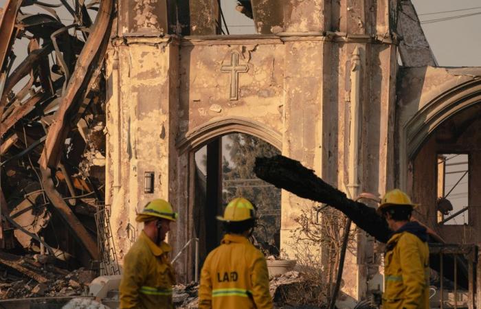 Los Angeles | Gli incendi sono ancora domati, ma il vento si sta indebolendo