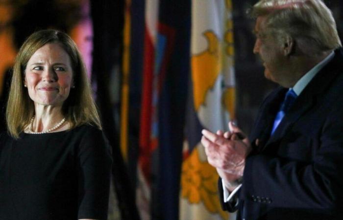 Caso Stormy Daniels: Amy Coney Barrett, la giudice nominata da Trump che ha lavorato contro di lui