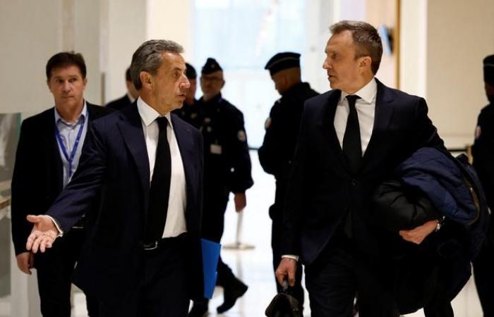 Al processo sulla vicenda libica, Nicolas Sarkozy attacca in una prima dichiarazione “bugiardi e truffatori”.