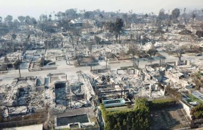 la sua casa a Malibu in cenere, ma moglie, figlio e galline furono salvati